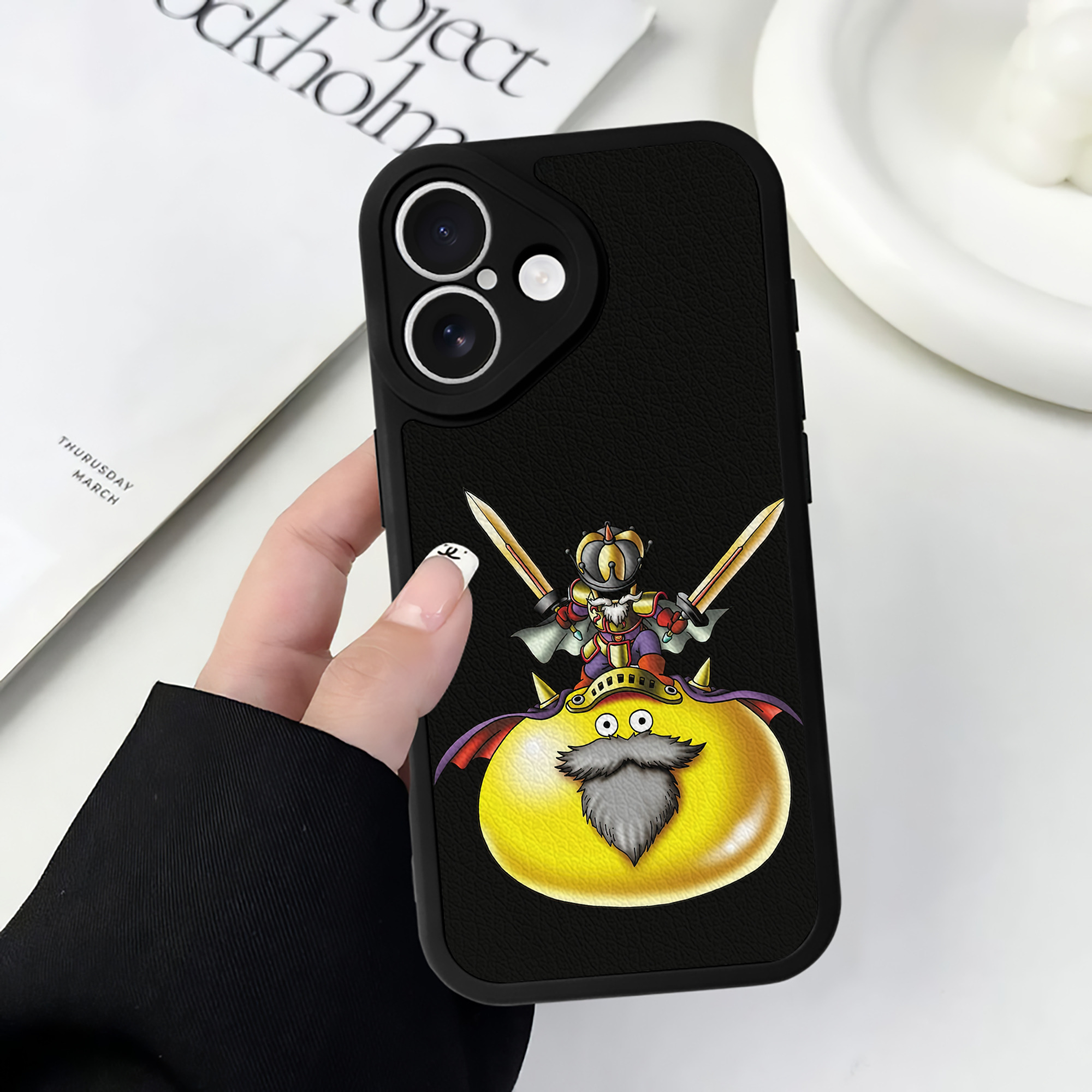 （画像用） ドラゴンクエスト Doragon Kuesuto Dragon Quest 【iPhone 16シリーズ対応】シリコンスマホケース（レザー調） 材質：シリコン
